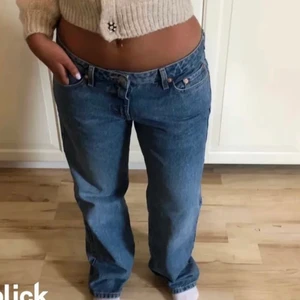 Arrow low  - (I färgen grey blue) Säljer dessa Arrow low från weekday då dom inte passa mig <3 bra skick och endast testade (lånad bild)💓 köpta för 500kr, möts ej<3