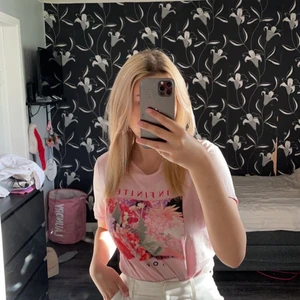 T-shirt  - Hej! Jag säljer denna rosa t-shirt ifrån H&M. Den är inte så jätte använd och den är i bra skick. Tröjan är i storlek S. Nypris på tröjan är 100kr men jag säljer den för 20kr +frakt. (Tröjan finns inte kvar i butik eller på nätet längre) ❤️