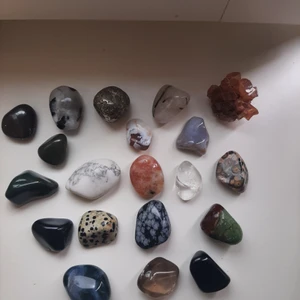 Massvis med kristaller  - Om du vill veta namnet på dom kan du skriva privat till mig. Pris kan diskuteras. Värde av 400 kr. Går att köpa st vis, 20 kr st