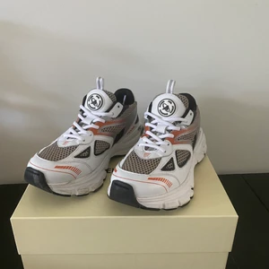 Axel Arigato Marathon Runners - Bra skick men har många gummifläckar (går säkert att få bort med rätt medel). Kommer i originalkartong och dustbag.  