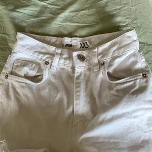 Vita jeans - Aldrig använd , är XXS men tycker dom passar som 32/34