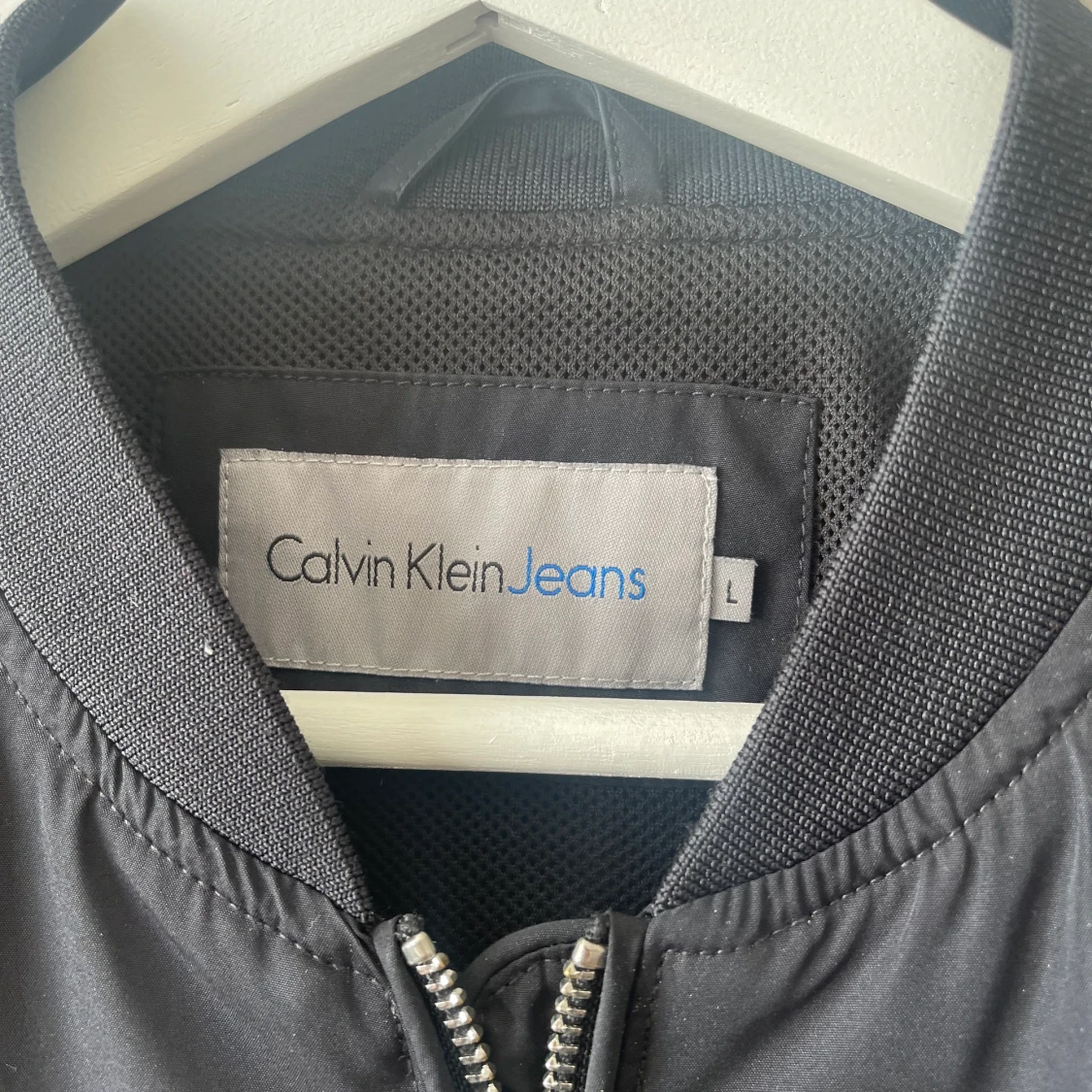 En Calvin Klein bomber jacka i storlek L  - 90