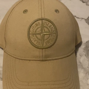 Stone island keps  - Köpt för 1200 nästan aldrig använd 