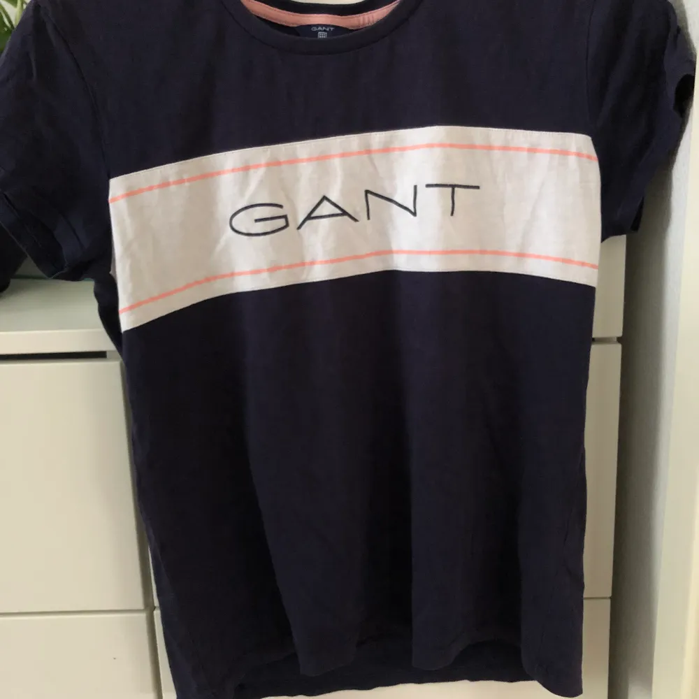 Gant t-shirt i fint skick, endast lite slitningar på bokstäver och de rosa sträcken. Storlek 158-164 men sitter som en XS. 100kr + frakt . T-shirts.