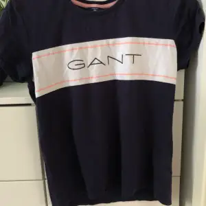Gant t-shirt i fint skick, endast lite slitningar på bokstäver och de rosa sträcken. Storlek 158-164 men sitter som en XS. 100kr + frakt 