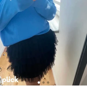 Kjol - Säljer en populär zara kjol som inte finns att köpa längre! Den är i barn strl men skulle säga att den är som en xxs/xs! Kontakta mig för fler bilder( denna är lånad)🫶🏻