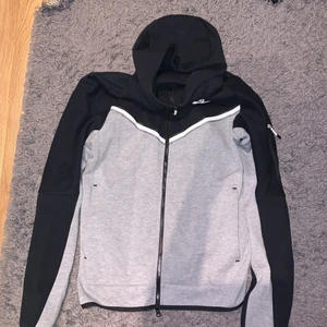 Nike Tech Fleece - säljer min nike tech fleece tröja storlek S för den knappast används. har använt den ungefär 2 gånger och skicket är nytt. har även en blå som jag heller knappt använt och den är också i storlek S