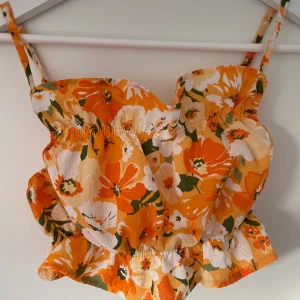 Topp - Gullig topp från hm i storlek 34, aldrig  använd 