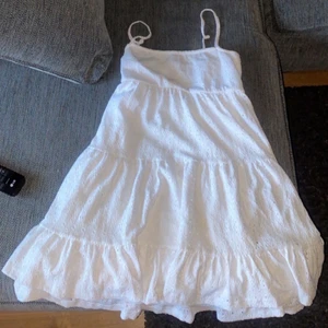 Vit klänning - Säljer pga att den aldrig kommer till användning längre, använd 2 gånger så bra skick💕