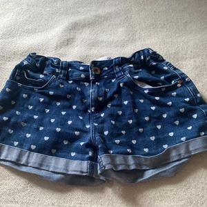 Korta jeansshorts med hjärtan - Jeansshorts med tryckta hjärtan. För barn