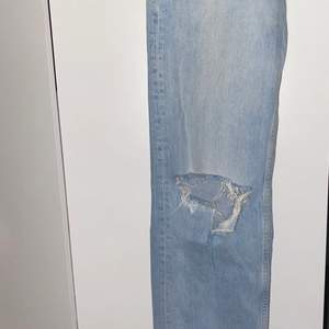 Populära 90’s jeans från Gina tricot, som nya, men hål på knäna. Med en snygg ljus blå färg KÖO EJ DIREKT