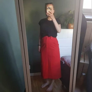 Röd kjol - Cool röd kjol som jag matchade förr till tex. skinnjacka.  Storlek 36. Köpt second hand på Söder.  68% ull resten polyamid. Linning i viscos