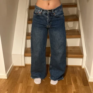 Junkyard jeans stl 24 - Widelegs från Junkyard midgewaist stl 24, avklippta med innerbensmått 67 cm.  Skickar med frimärken för 50:-