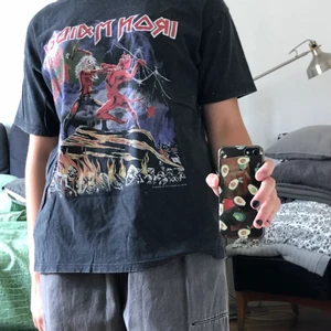 Superfin Iron maiden T-shirt  - Säljer denna Iron amiden T-shirt från Pull and Bear då den har tyvärr inte kommit till användning. Den är som ny och passar både S/M storlekar! Köparen står för frakt <3