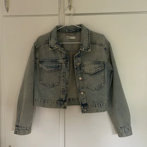 Jeansjacka blå - Säljer denna fina jeansjackan från gina tricot! Den är lite croppad i modellen. Säljer då den är lite liten för mig, den är sparsamt använnd. Färgen är mest rättvi på bild 2,  Frakt tillkommer! 😊