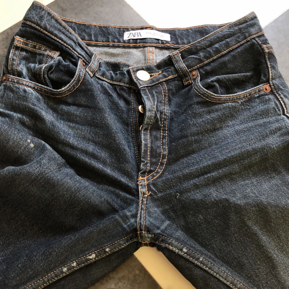 Långa zara jeans! Lite slitningar här och där (se bild 3).  Köpare står för frakt (59kr). Jeans & Byxor.