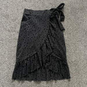 Fin svartprickig kjol i mesh från Pieces. Använd fåtal gånger.