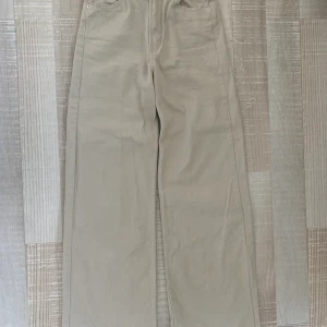 Vida jeans i beige från H&M - Vida jeans i beige från H&M i storlek 34/XS. Väldigt bra skick eftersom plagget endast har använt fåtal gånger. 