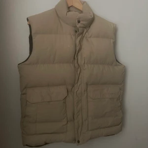 Dunväst  - Väst från Everest Använd en höst, inga skador eller repor bara några små små fläckar.  Köparen står för frakt😇