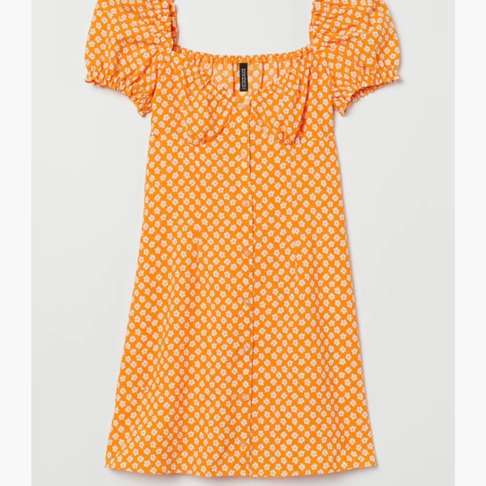 Orange blommig klänning från hm med knappar . Klänningar.