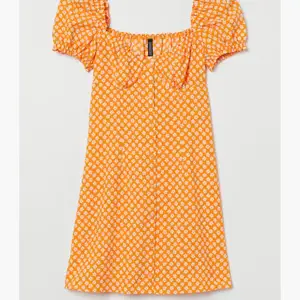 Orange blommig klänning från hm med knappar 