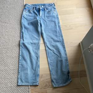 Säljer min lågmidjade jeans från weakday på grund av att dom är för stora.har bara provat dom❤️