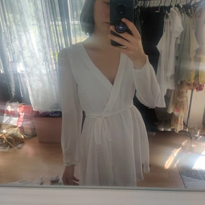 Klänning - Jättefin klänning i nyskick jag köpt från Sellpy. Tänkte bli min studentklänning men valde en annan istället!🌼