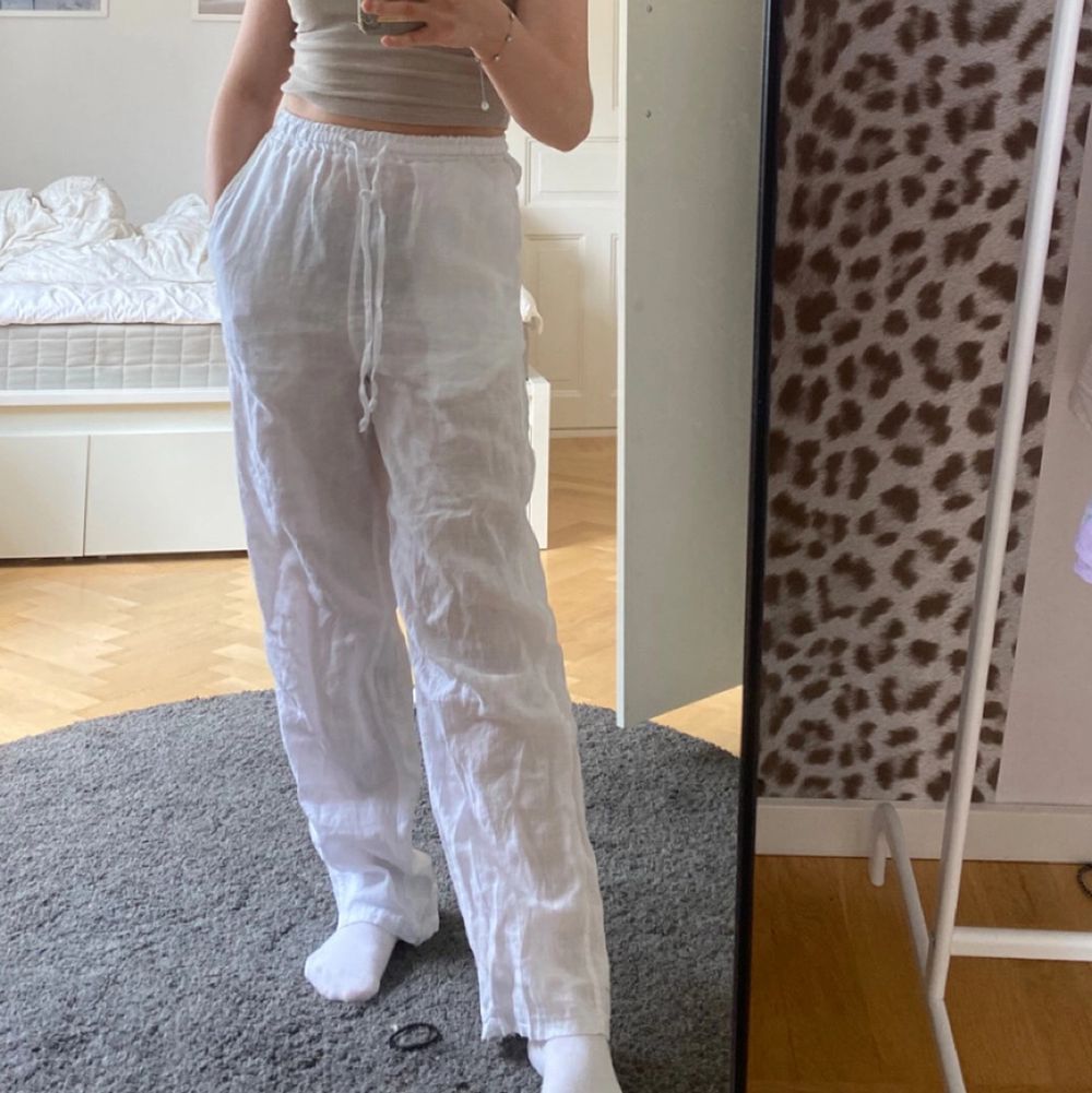 Ett par vita linnebyxor från Chelsea i storlek 0 (skulle säga S). I princip helt oanvända, alltså i nytt skick. Är 154 cm lång och de är lite långa på mig. Köparen står för frakten. ☺️. Jeans & Byxor.