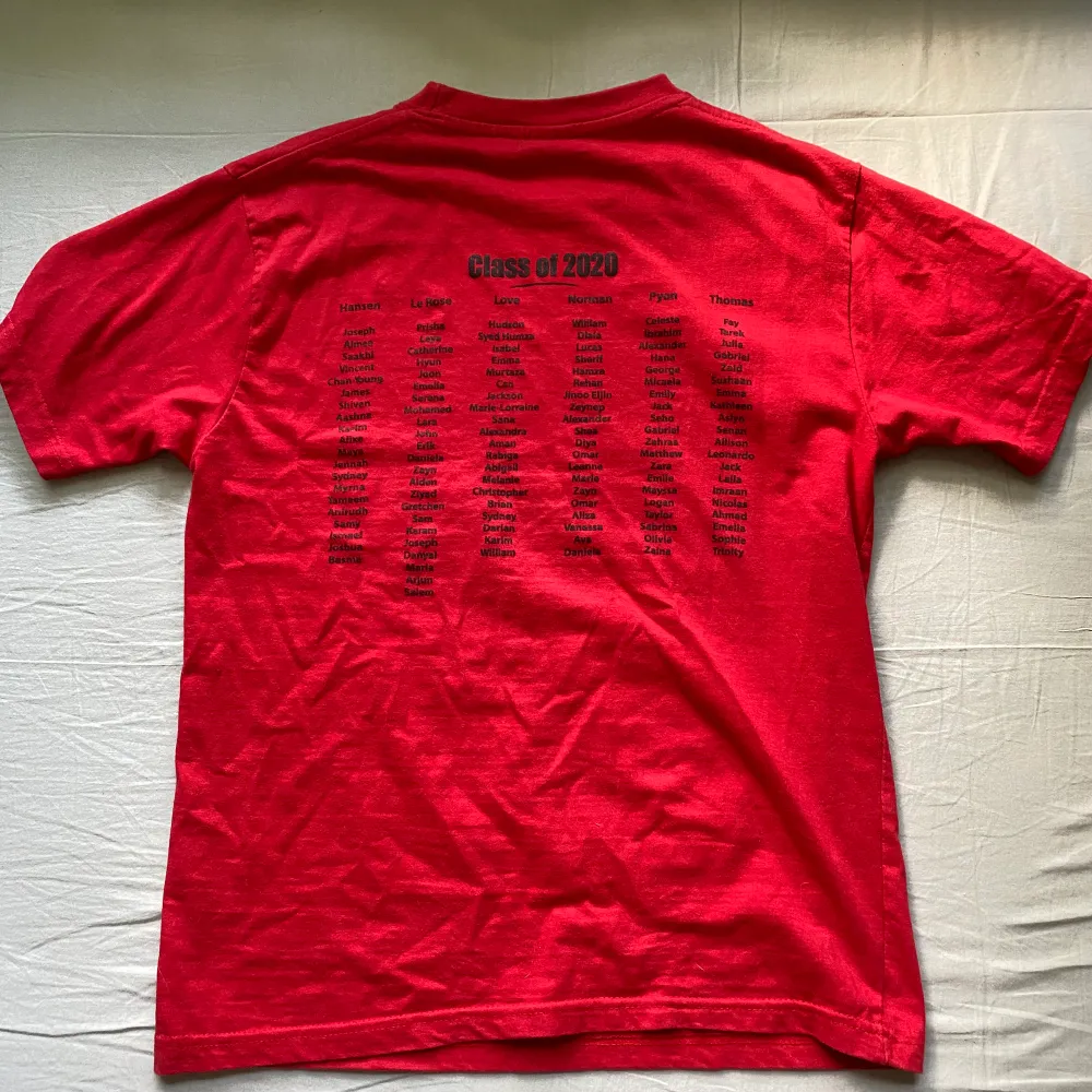 En röd tshirt med snyggt tryck både bak och fram, oklart vilken storlek men skulle säga att den är storlek S💕 mötas upp eller frakta då köparen står för frakt. T-shirts.