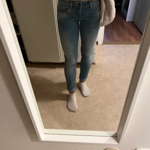 Jeans från only  - Low rise Stl 27/30 passar xs/34