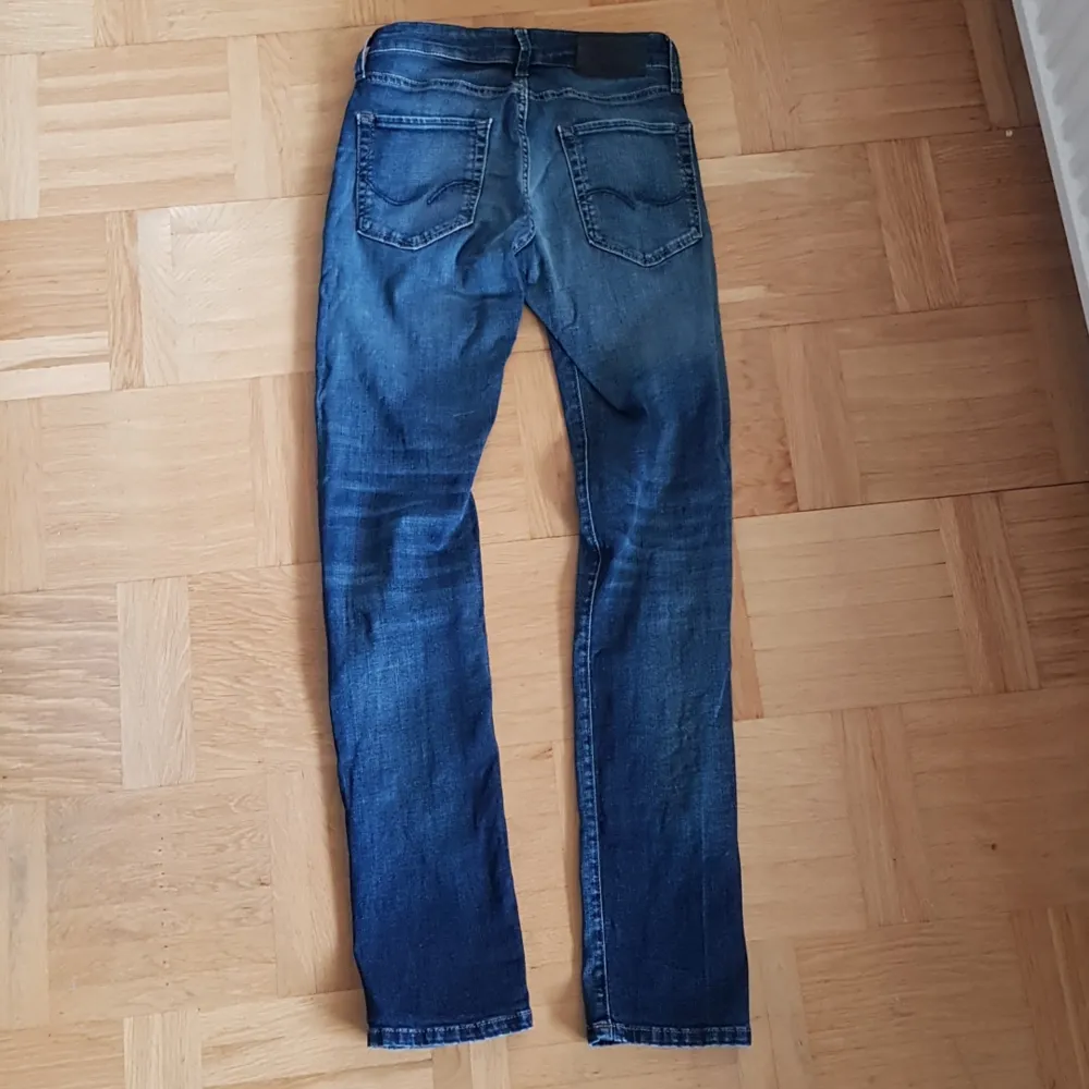 Blå jeans från Jack & Jones. Midja 26, längd 32. Stretchtyg. Slim fit modell, Glenn. Använda ett par gånger. Mycket fint skick.. Jeans & Byxor.