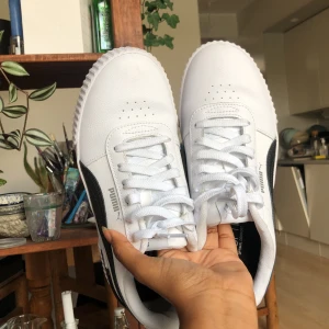 Pumaskor - Fräsha nya pumaskor som jag anvånt en gång. Fett fina, krispigt vita, fläckfria och med soft foam dynor i för optimal komfort. De är lite för trånga för mig och används tyvärr helt enkelt inte. Ursprungspriset är 429kr