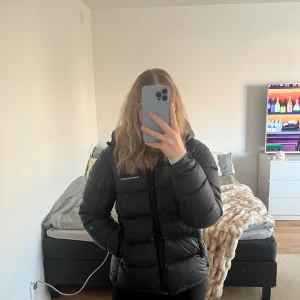 Peak performance  - Super fin jacka från peak performance. Två små hål annars inget fel på den.