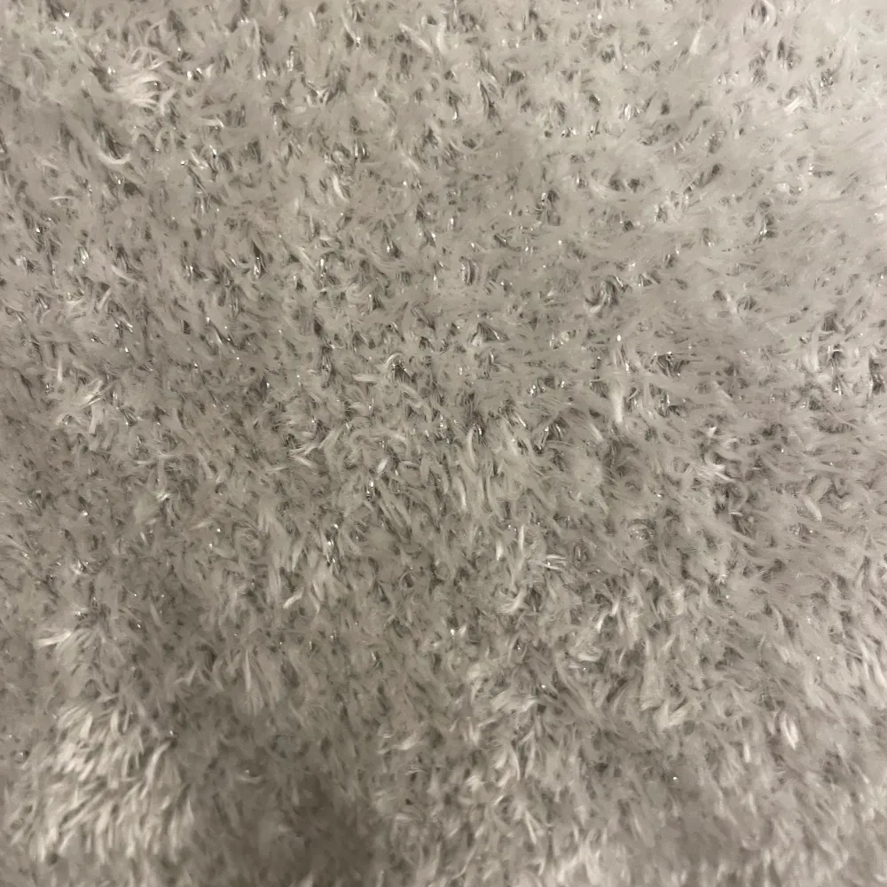 Vit/grå lurvig tröja i storlek 146/152 från Cubus.💗Anväd 1 gång och säljer pga att den inte kommer till användning.🫶Lite halvt glittrig i materialet (bild 3) men inget som syns så mycket.. Tröjor & Koftor.