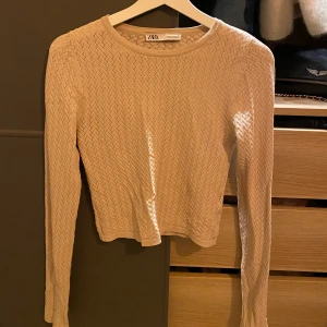Zara tröja - Säljer denna snyggade virkade ish tröjan från zara som är köpt för två år sedan, as najs basic tröja med långa armar passar till allt! 140 +frakt
