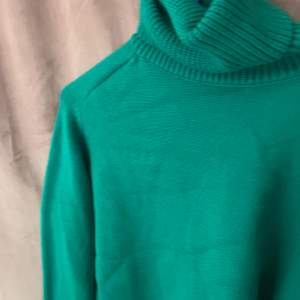 En lite kort stickad tröja som är ljus grön och har bara används bara en gång!! Köpte tröjan för 359kr!! Hör av dig om du har frågor!!