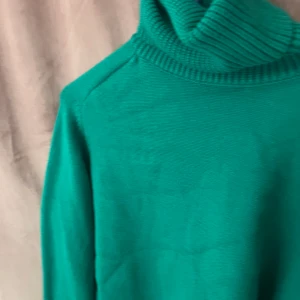Ljus grön stickad tröja - En lite kort stickad tröja som är ljus grön och har bara används bara en gång!! Köpte tröjan för 359kr!! Hör av dig om du har frågor!!