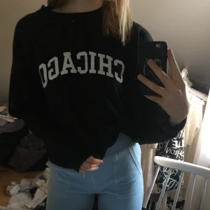 Svart sweatshirt med tryck  - Jättefin svart sweatshirt med tryck, jätte fin och inte nopprig. Inga tecken på användning 💗