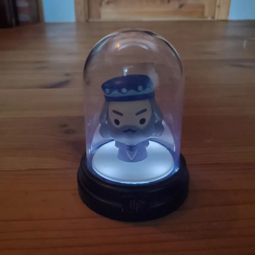 En lite pop-figurs lampa av inhen annan en Albus Dumbledore driven på AAA batterier. Och även en liten Dobby figur där man kan trycka på en knapp och få honom att säga olika av hans quotes/repliker från filmerna. Säljer båda för 60 kr och en för 40 kr. . Övrigt.