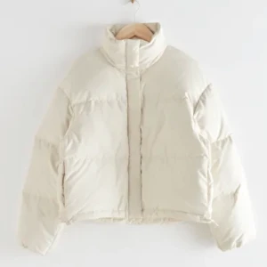 Vit pufferjacka - Jättefin vit pufferjacka som jag köpte på &other stories förra vintern😽 den är använd därav priset! Men fortfarande i bra skick!❣️jag har vantligtvis XS, köpte L för att den ska sitta oversized 🫶🏼nypris 1750❣️