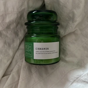 Doftljus - Doftljus perfekt inför höst och vinter, doft av kanel! 😩🙌😍Har två stycken oanvändna som säljs. Frakt på 50 tillkommer😋DM vid intresse! 