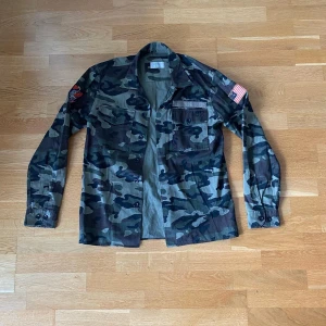 Jack&Jones Camo jacka - Jack & Jones camo jacka  Pris: 99kr  Storlek M sitter som S/M  Modellen är 179cm och väger 84kg, har vanligtvis M i tröjor och 33/33 i byxor