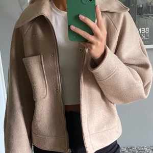 Jacka från NAKD - Superfin beige skjortjacka/kort kappa från NA-KD som är perfekt nu till hösten. Köptes förra hösten och är endast använd ett par gånger. Storlek 34💕💕💕