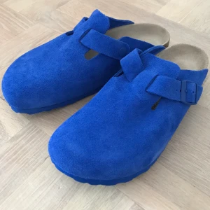 Birkenstock Boston - Helt nya tofflor i kartong i storlek 39. Aldrig använda. Givetvis äkta och köpta på About You. OBS! Kartongen är lite skadad sedan tidigare leverans. Pm för bild på detta om så önskas. Nypris 1500kr.