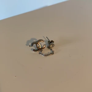 Örhänge med kedja - Tror aldrig den är använd, köptes för över 50kr. Frakt: 16kr
