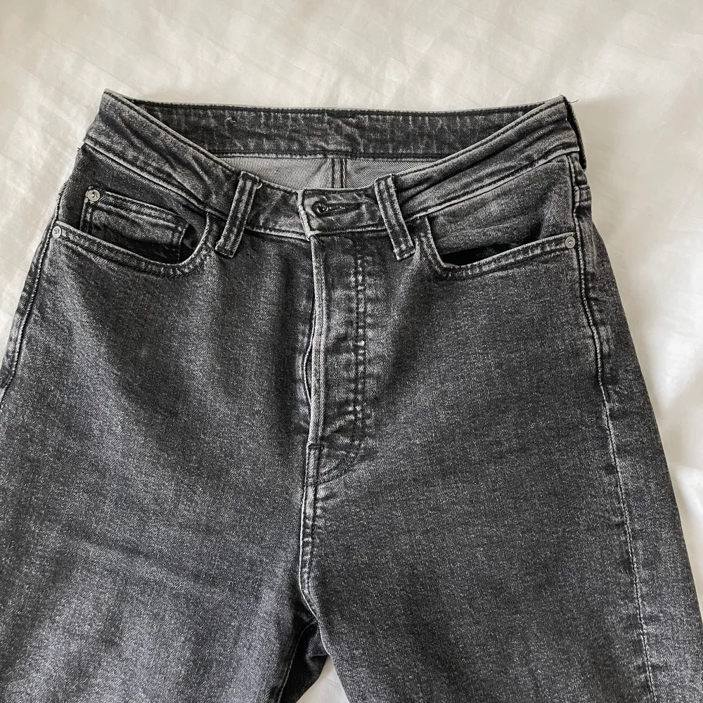 Raka jeans från Cubus. Knappt använda.  Färgen är svart/grå. Raka jeans med hög midja. Ganska stretchiga jeans och därför väldigt sköna.  Inga defekter eller skador.  💗💗💗. Jeans & Byxor.
