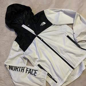 Vindjacka från the north face, jättefint skick! Strl XS