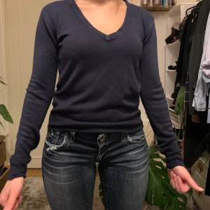 Vringad marinblå tröja. - Stickad, från ginatricot. Mjuk kvalitet.