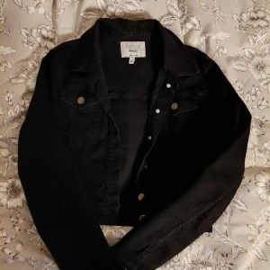 Kort jeansjacka - Den perfekta korta jeansjackan! Storlek 34 från NA-KD, i fint skick utan anmärkningar förutom att tvättlappen är bortklippt 🖤