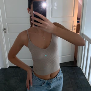 Topp - Säljer min fina topp, som knappt användes. Strl xs, pris 50kr köparen står för frakt.